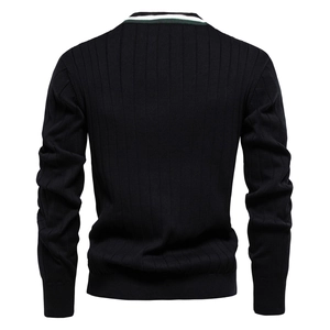 Vista dettagliata del cardigan nero a maglia con scollatura a righe bianco-verdi