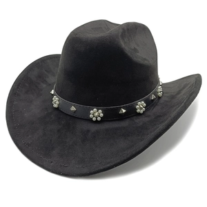 Détail d'un chapeau de cowboy avec bandeau en cuir, rivets et motif soleil perlé