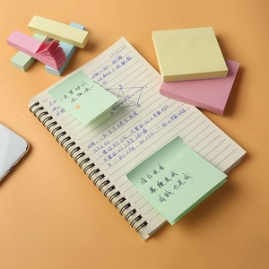 Note adesive colorate su un taccuino a spirale nero con carta da lettere liscia