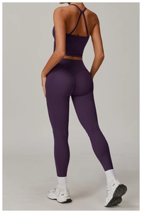 Vue arrière du haut de sport dos nageur violet foncé et leggings de yoga taille haute
