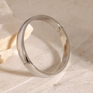 Dettaglio del bracciale in acciaio inossidabile lucido con cerniera e finitura a specchio