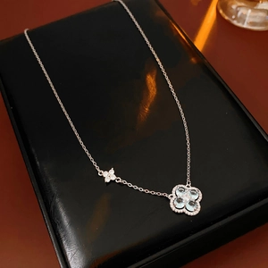 Détail du collier trèfle en argent avec pierres bleues et zircons cubiques blancs