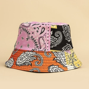 Détail du chapeau bob en coton à motif paisley rose et orange avec bord large