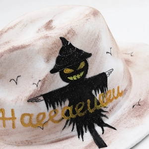 Détail du chapeau d'Halloween en feutre avec épouvantail pailleté et texte doré