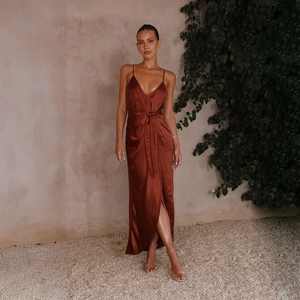 Détail d'une robe en satin de soie avec taille nouée et fente latérale haute élégante