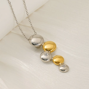 Collier bicolore en acier titane avec pendentifs ronds or et argent et petits zircons