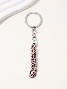 Dettaglio del portachiavi MAMA con stampa leopardata, strisce rosa e gancio argentato