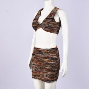 Détail d'un ensemble en maille mohair rayée avec haut court en V et mini-jupe