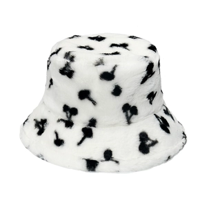 Cappello bucket invernale in ecopelliccia bianca con ciliegie nere e texture morbida