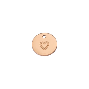 Détail d'un pendentif rond or rose avec un contour de cœur gravé et une petite perforation