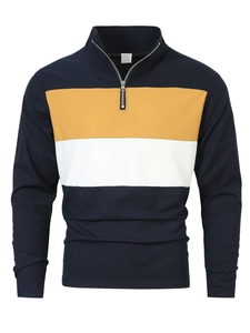 Gros plan du tricot gaufré bleu et jaune avec col à quart de zip et détails de couture