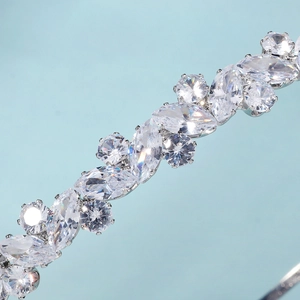 Détail de zircons marquise et ronds scintillants sur un diadème de mariée de luxe