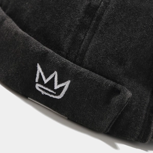 Bonnet docker noir en coton délavé sans bord avec broderie couronne blanche et sergé