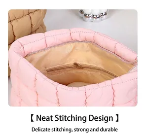 Détail de la trousse de maquillage rose avec coutures soignées et poche intérieure