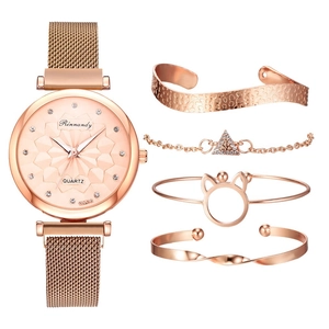 Set orologio e bracciali in oro rosa con quadrante geometrico e cinturino mesh