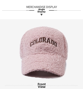 Gros plan détaillé de la casquette rose en polaire sherpa avec broderie Colorado