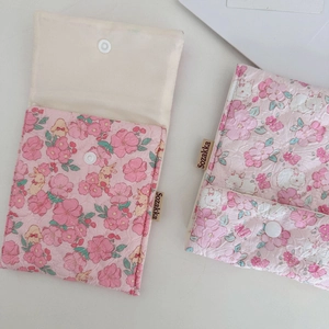 Detail der gesteppten Tasche mit Blumenmuster, Druckknopf und weichem Innenfutter