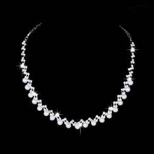 Parure de bijoux de mariage élégante avec collier de perles et strass étincelants
