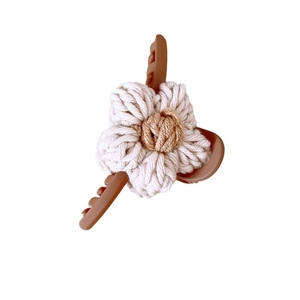 Pince à cheveux mate marron avec fleur en tricot crème faite main pour femmes
