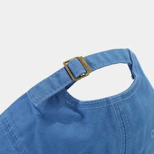 Casquette de baseball en coton bleu avec boucle réglable en bronze et couture fine