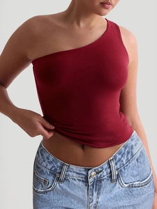 Eng anliegendes weinrotes One-Shoulder Yoga-Top für Damen an Model mit blauen Jeans