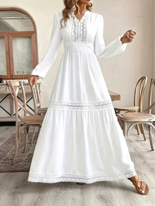 Elegantes weißes Maxikleid mit Spitzen-Laternenärmeln, V-Ausschnitt und Boho-Stil-Design