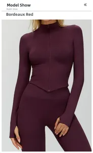 Détail de la veste de yoga rouge prune avec passe-pouces et coupe en V extensible