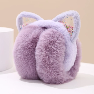 Detailansicht lila Plüsch-Ohrenschützer mit Katzenohren und bunten Sternen-Pailletten