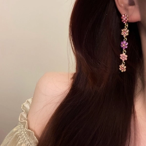 Élégantes boucles d'oreilles pendantes avec cinq fleurs en cristal rose et violet