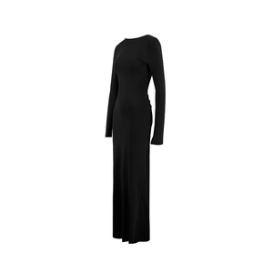 Detail des eleganten rückenfreien Designs und der gerafften Ärmel am schwarzen Maxikleid