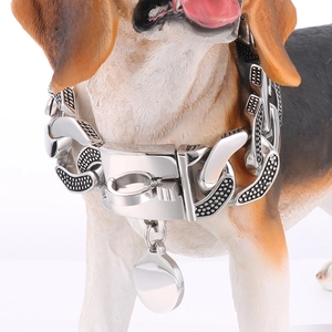 Macro shot of 30mm stainless steel Cuban link dog collar with engravable round tag