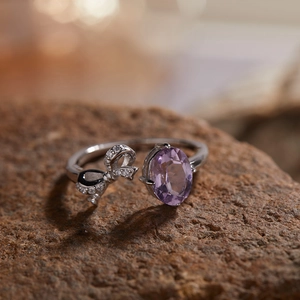 S925 sterling zilveren ring met ovale paarse amethist en een met diamant bezette strik