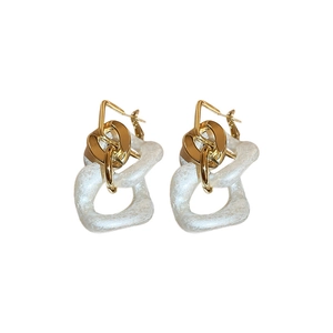 Chic geometric earrings featuring gold metal chains and white ice-crackle acrylic rings