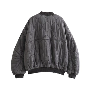 Vue arrière d'une veste matelassée gris foncé avec losanges et finitions en bord-côte