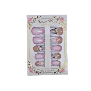 Unghie finte a mandorla sfumate rosa con strisce zebrate e decori floreali 3D 24pz