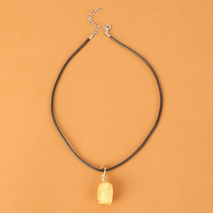 Detail van gele kristallen hanger omwikkeld met gouddraad op zwart gevlochten koord