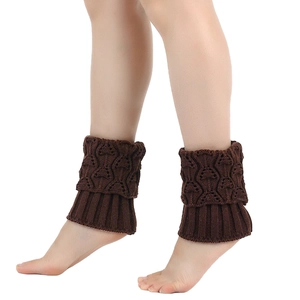 Detail brauner grob gestrickter Stulpen mit Rippenstruktur an Modelbeinen