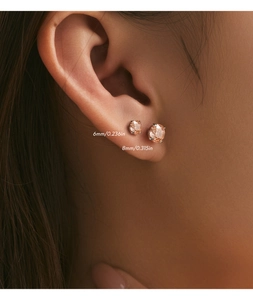 Macro-opname van 6mm en 8mm champagne zirkonia oorknopjes van sterling zilver