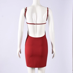 Vue arrière d'une mini-robe moulante rouge dos nu avec de fines bretelles sur un mannequin