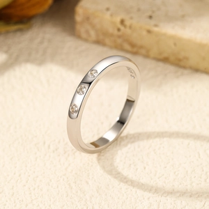 Bague élégante en argent sterling S925 avec trois zircons brillants de taille ronde