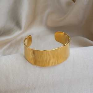 Bracelet jonc ouvert large plaqué or 18K avec texture verticale ondulée élégante