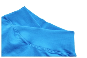 Detail der leuchtend blauen gerippten Taille nahtloser Yoga-Shorts mit glatten Nähten