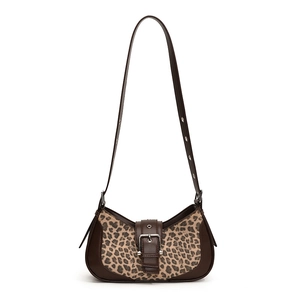 Grande borsa a spalla leopardata con finiture in pelle marrone e fibbia metallica