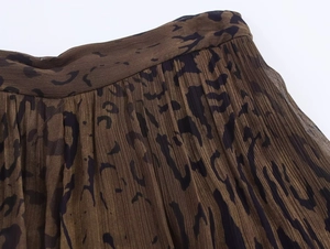 Dettaglio vita gonna a pieghe leopardata con trama in tessuto di chiffon premium