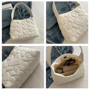 Détails du sac cabas matelassé blanc avec motifs cœurs et fermeture magnétique interne