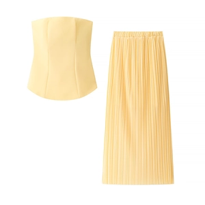 Élégant ensemble plissé jaune deux pièces avec haut bustier et longue jupe plissée
