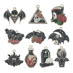 Set di 10 ciondoli smaltati gotici per Halloween con teschi, pipistrelli, rose e motivi di bare