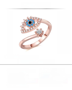 Primer plano del anillo de mal de ojo en oro rosa con piedras azules y circonitas