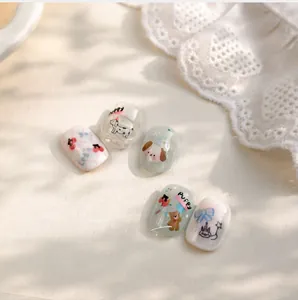 Détail d'autocollants nail art chiot mat avec motifs de nounours et cerises mignons