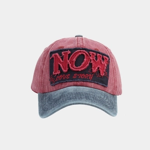 Detail der Vintage Baseballkappe aus gewaschener Baumwolle mit NOW-Stickerei und Kontrastschirm